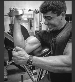 Leonardo Ferreira em exercício de flexão de cotovelo