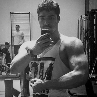 Leonardo Ferreira em academia
