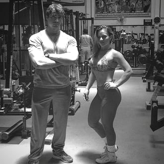 Leonardo Ferreira ao lado de uma atleta em academia