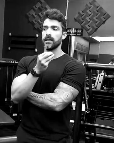 Leonardo Ferreira analisando um movimento durante avaliação